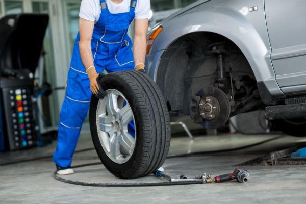 Comment sélectionner les pneus adaptés à sa voiture selon ses besoins et ses habitudes de conduite ?